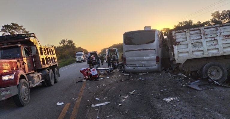 Mueren 6 chiapanecos en fatal accidente de autobús hacia Playas del Carmen